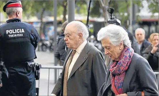  ?? ÀLEX GARCIA ?? Jordi Pujol y Marta Ferrusola en su declaració­n ante el juez en Barcelona, una escena que ahora se repetirá en Madrid