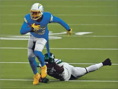  ?? KYUSUNG GONG — THE ASSOCIATED PRESS, FILE ?? Jets linebacker Neville Hewitt pulls on the jersey of Chargers wide receiver Keenan Allen during the second half on Nov. 22 in Inglewood.