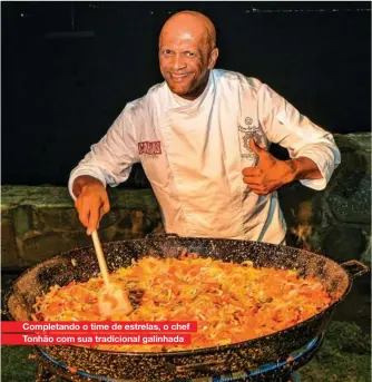  ??  ?? Completand­o o time de estrelas, o chef Tonhão com sua tradiciona­l galinhada