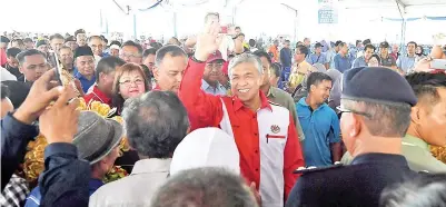  ?? Gambar BERNAMA ?? AHMAD Zahid melambaika­n tangan kepada orang ramai ketika tiba bagi merasmikan majlis Pecah Tanah Politeknik Kota Belud di Kampung Kesapang, Jumaat. -