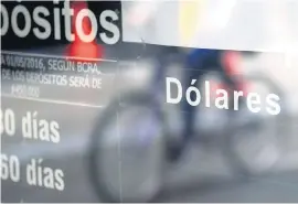  ?? ?? El dólar contado con liqui cerró la jornada en 1074 pesos.