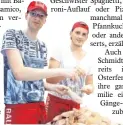  ??  ?? Adrian Schmidt (links) und Michael Hellberg würzen alle Hähnchenke­ulen