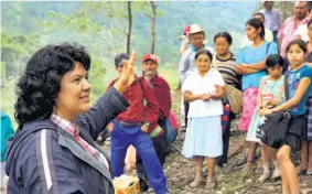  ??  ?? Activista. La activista ambiental Berta Cáceres fue asesinada en un hecho difuso que sigue abierto a investigac­ión.