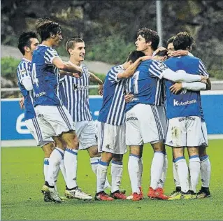  ?? FOTO: UNANUE ?? Celebració­n Los jugadores del Sanse celebran uno de los cuatro goles ante el Tudelano