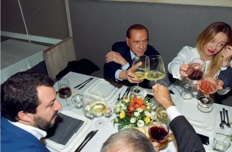  ??  ?? A Catania A cena il 3 novembre per la chiusura della campagna elettorale siciliana Matteo Salvini, 44 anni, Silvio Berlusconi, 81, e Giorgia Meloni, 40