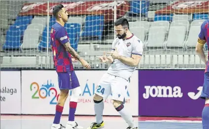  ?? FOTO: RFEF ?? Pedro Toro puso la primera piedra de la remontada del Levante ante el Barça tras marcar un penalti cometido por Aicardo