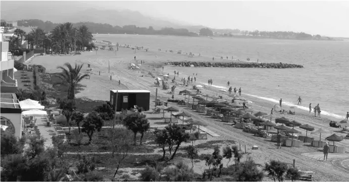  ?? Fotos: Sandra Gyurasits ?? Der 50 Meter lange Schutzwall teilt die Küsten von Vera. Auf der einen Seite hat sich der Strand vergrößert, auf der anderen schwindet er.