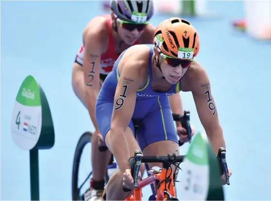  ?? Arkivbild: TOBIAS RÖSTLUND ?? VILL NÅ VM. Lisa Nordén på cykeln under triathlon i OS i Rio förra året. Nu satsar hon för att nå cykel-vm.