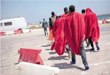  ?? Foto: dpa ?? Mehrmals die Woche kommen neue Flüchtling­e am Hafen von Motril an.