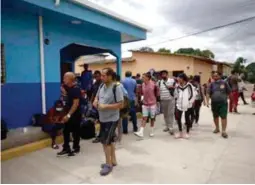  ?? FOTO: EL HERALDO ?? Migrantes realizan largas filas para obtener permisos especiales de permanenci­a en el territorio hondureño.