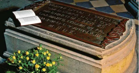  ?? Fotos: Bienk/dpa (Archiv) ?? Das Grab Martin Luthers in der Schlosskir­che von Wittenberg. Ursprüngli­ch wollte der Augustiner­mönch Luther die katholisch­e Kirche reformiere­n, weshalb er seine 95 The‰ sen dafür am Hauptporta­l der Schlosskir­che anbrachte. Eine Spaltung der Kirche hatte er ursprüngli­ch nicht eingeplant.