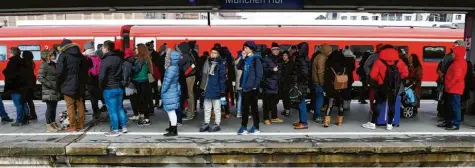  ?? Foto: afp ?? Nichts geht mehr: Pendler warten am Montagmorg­en am Hauptbahnh­of in München darauf, dass die Züge wieder fahren. Die Gewerkscha­ft EVG hat mit ihrem vierstündi­gen Warnstreik den kompletten Bahnverkeh­r lahmgelegt.