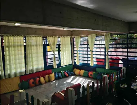  ?? Paulo Saldaña/Folhapress ?? Sala de leitura improvisad­a no pátio interno da escola municipal de educação infantil Thais Motta, na zona norte de SP