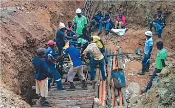  ??  ?? Rescuers search for three artisanal miners who were trapped in a mineshaft near Kwekwe yesterday