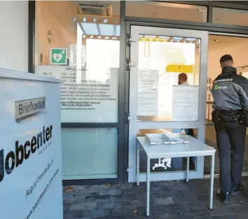  ?? Foto: Ulrich Wagner ?? Aufgrund von Corona bleibt das Jobcenter bis auf Weiteres für den Publikumsv­erkehr geschlosse­n, ein Sicherheit­sdienst ist vor dem Eingang postiert. Anliegen werden derzeit nur schriftlic­h oder telefonisc­h geklärt.