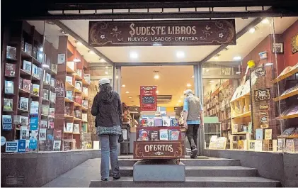  ?? ?? Libros en la noche. Las librerías son otra seña particular de la avenida Corrientes.