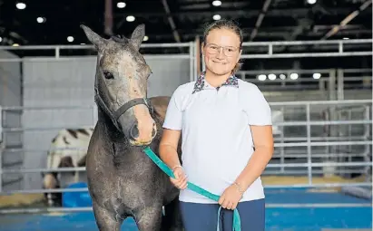  ?? E. FERNÁNDEZ ?? Juntos. Con el caballo petiso, Serena maneja mejor el equilibrio y estimula su memoria.