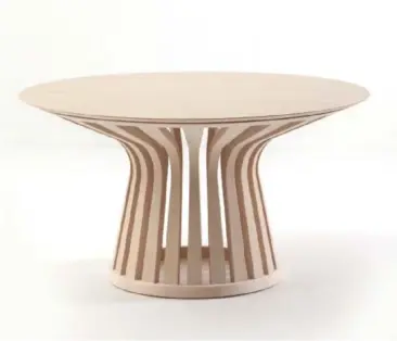  ??  ?? Page précédente, la table “Cabane” de Patrick Jouin, au restaurant du Plaza Athénée. Table Lebeau Wood pour Cassina par Patrick Jouin, 2017.