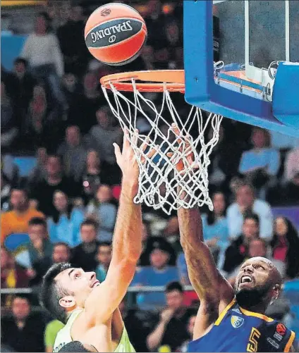  ?? FOTO: EFE ?? Pierre Oriola pelea por un rebote con Crocker, del Khimki. El de Tàrrega está siendo uno de los baluartes del rebote azulgrana