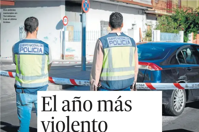  ?? JUAN CARLOS VÁZQUEZ ?? Dos policías nacionales en Torreblanc­a tras el último tiroteo.