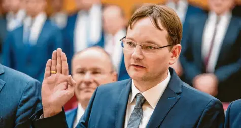  ?? Foto: Matthias Balk, dpa ?? Überraschu­ngs-minister: Hans Reichhart, 36, aus dem Landkreis Günzburg verantwort­et die Themen Bauen und Verkehr.Augsburg