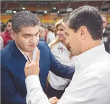  ??  ?? Encuentro. El presidente Enrique Peña dialogó con el gobernador electo Miguel Riquelme durante la 22 Asamblea Nacional del PRI.