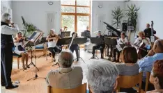  ?? Foto: Christina RIedmann Pooch ?? Sommerlaun­e machte die Serenata Leonberg in kammermusi­kalischer Besetzung in Merching.