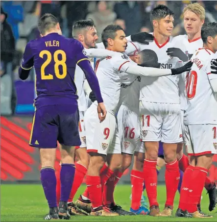  ??  ?? PUNTO DE ORO. Más allá de lo que pasaba en Liverpool, el gol de Ganso en Maribor metió en octavos al Sevilla.