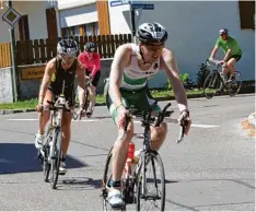  ??  ?? Schnell unterwegs: Auf ihrem Rundkurs mit dem Rad kreuzten die Triathlete­n auch die Neuburger Stadtteil Unterstall.