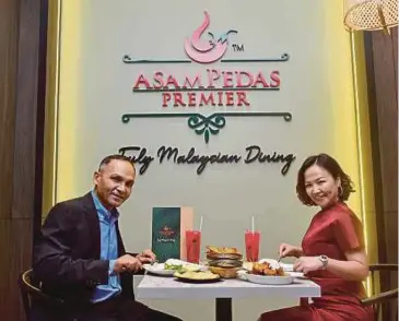  ??  ?? AZMI dan isteri, Noor Asylynna mempromosi­kan menu makanan mereka di Tropicana Gardens Mall.