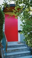  ?? Foto: dpa ?? Zeuge des SEK-Zugriffs: Ein Brett ersetzt die Tür an Stephan E.s Haus.
