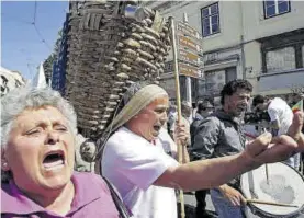  ??  ?? Frente al Parlamento
Protesta de agricultor­es.