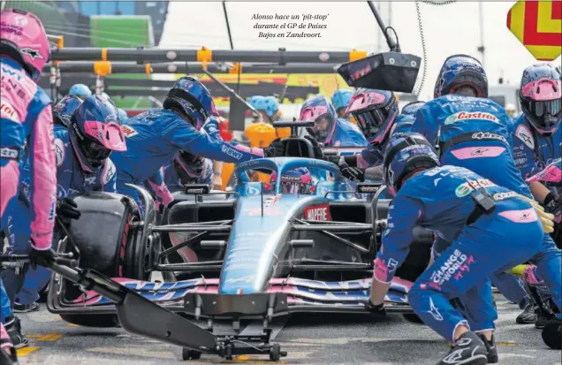  ?? ?? Alonso hace un ‘pit-stop’ durante el GP de Países Bajos en Zandvoort.