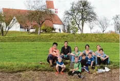  ?? Foto: Bernd Reinthaler ?? Einen Naschweg mit heimischen Obstbäumen und Sträuchern haben diese fleißigen Helfer in Petersdorf angelegt.