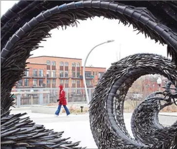  ?? KEVIN MIYAZAKI/THE NEW YORK TIMES ?? A sculpture made of rubber tyres by artist Chakaia Booker on the 606, an elevated trail system in Chicago, on January 14.