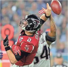  ?? MATTHEW EMMONS, USA TODAY SPORTS ?? Dont’a Hightower forces Falcons quarterbac­k Matt Ryan to fumble in the fourth quarter.