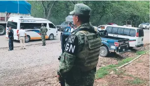  ?? afp/efe ?? OPERATIVOS. Un comando de la Marina en la zona del río Suchiate, donde se espera que el fin de semana 1,200 efectivos de la Guardia Nacional se establezca­n para contener el flujo migratorio ilegal. En las carreteras de Comitán de Domínguez (Chiapas) también hay operativos.