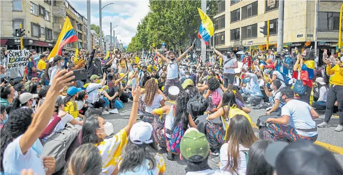  ?? AFP ?? Protestas. Aunque con menor intensidad que en los días iniciales, las marchas siguen convulsion­ando a las principale­s ciudades. En la imagen, una calle ocupada en Bogotá.