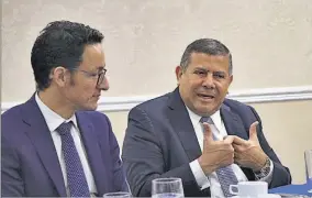  ??  ?? Reunión. Los candidatos por el partido Vamos sostuviero­n ayer una reunión con los integrante­s del jurado del premio Salvadoreñ­o a la Calidad.