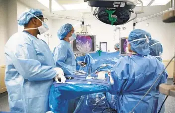  ?? KATHY YOUNG AP ?? In a laparoscop­ic gastric bypass procedure, surgeons are guided by images from a fiber-optic instrument.