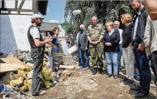  ??  ?? REALIDAD. Angela Merkel y la presidenta de Renania-palatinado, Malu Dryer, ven los daños en Schuld.