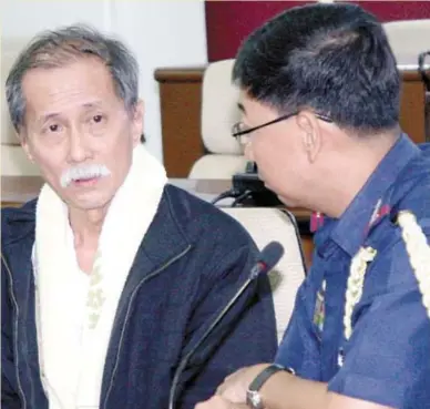  ?? PHOTO BY MIKE DE JUAN ?? Philippine National Police Director General Nicanor Bartolome ( right) talks with Rolito Go during a press conference in Camp Crame, Quezon City, on Thursday.