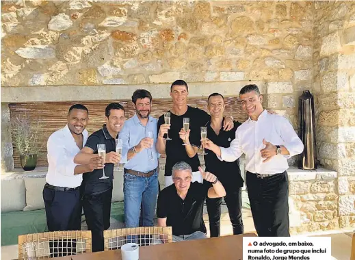  ??  ?? O advogado, em baixo, numa foto de grupo que inclui Ronaldo, Jorge Mendes e o presidente da Juventus, Andrea Agnelli, a celebrar, numa ilha grega, a mudança do internacio­nal português para a Juventus, durante o último verão.
