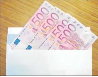  ??  ?? Un sobre con varios billetes de 500 euros.