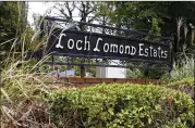  ?? CASEY SYKES / FOR THE AJC 2018 ?? Loch Lomond, a tree-lined community with about 200 homes, has become the focal point in a high-stakes jurisdicti­onal disagreeme­nt.