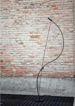  ?? Foto: Agape/dpa-tmn ?? Auch schicke Designermo­delle lassen sich im Garten installier­en – etwa diese Outdoor-dusche.