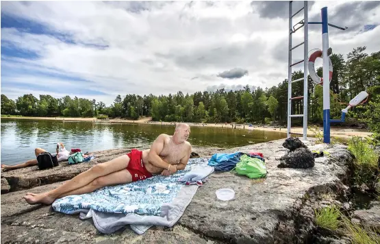  ?? Bild: STEFAN BENNHAGE ?? STRANDHÄNG. Gardesanna är den första stranden som TTELA recenserar. På en klippa i junisolen ser vi Christian Johansson och hunden Bullen på deras favoritpla­ts.