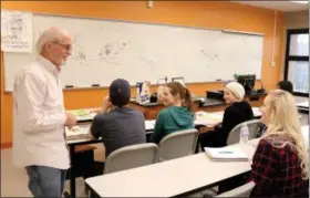  ?? JONATHAN TRESSLER — THE NEWS-HERALD ?? Lakeland Community College chemistry professor Philip Roskos interacts with students in one of his organic chemistry classes near the end of last spring semester on April 12.