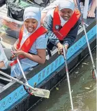  ?? ?? Schoolchil­dren collect plastic from the harbour.