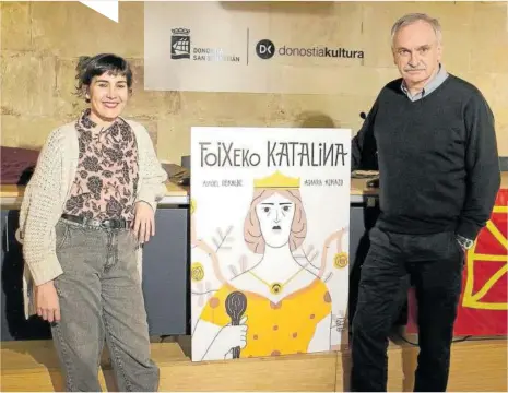  ??  ?? Ainara Azpiazu ‘Axpi’ y Angel Rekalde, ayer durante la presentaci­ón del cómic en Donostia.